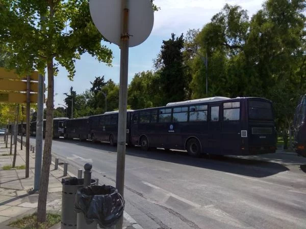 Φοβάται τον λαό ο Τσίπρας! Με κάγκελα και κλούβες κλείνει κάθε πρόσβαση σε ΔΕΘ και Βελλίδειο (εικόνες)